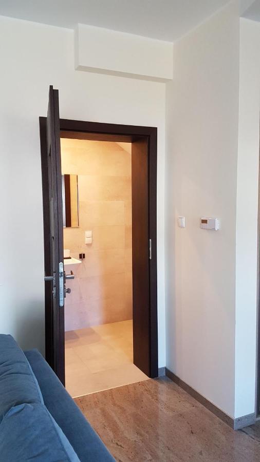 Marynarki Wojennej, Apartment *