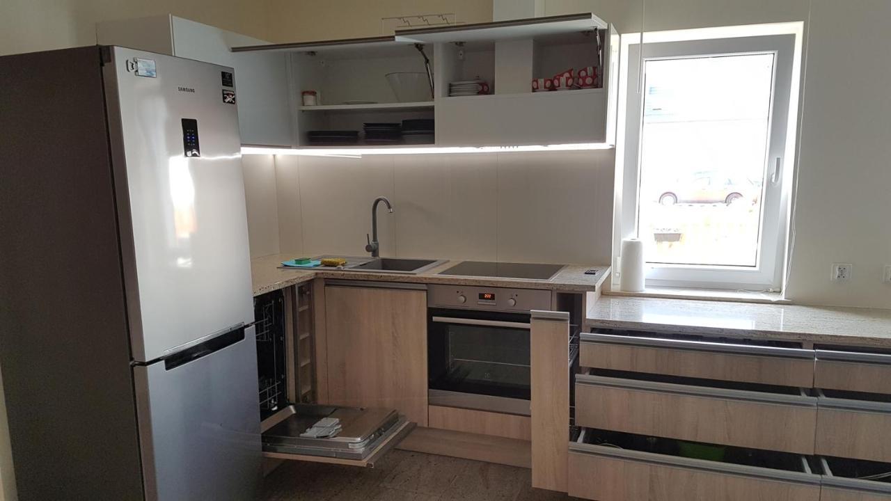 Marynarki Wojennej, Apartment *