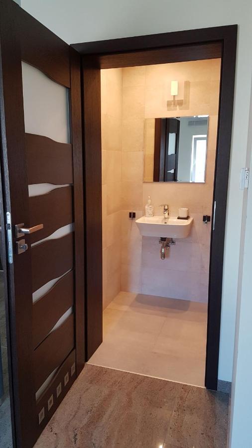 Marynarki Wojennej, Apartment *